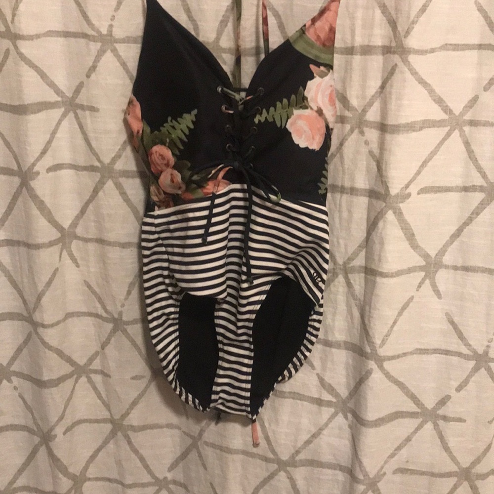 Medium Floral/striped 1pc bathing suit